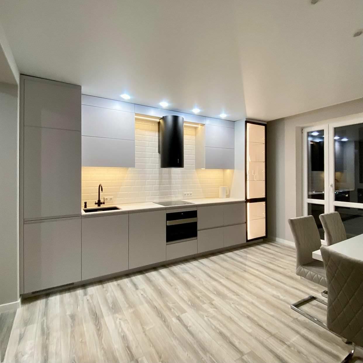 Стильная кухня с витриной