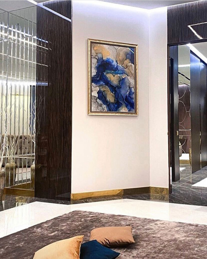 Стеновые панели «зебрано» и зеркальное панно с гравировкой