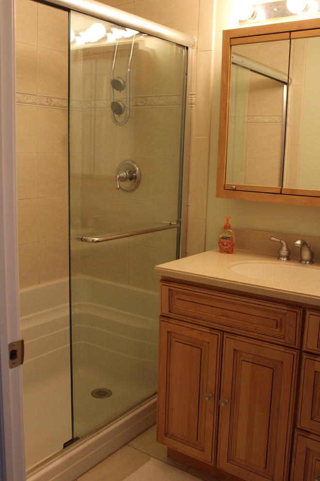 Transitional home design photo in Chicago