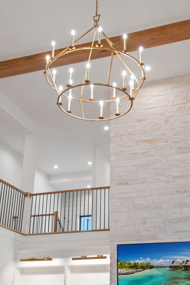 Transitional home design photo in Dallas