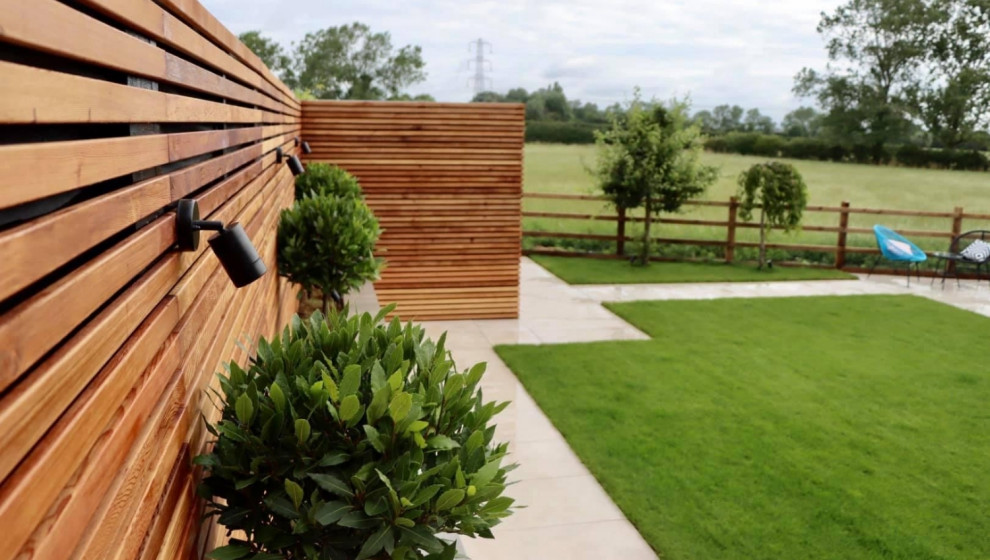 Ispirazione per un giardino formale minimal esposto in pieno sole di medie dimensioni e dietro casa in estate con recinzione in legno