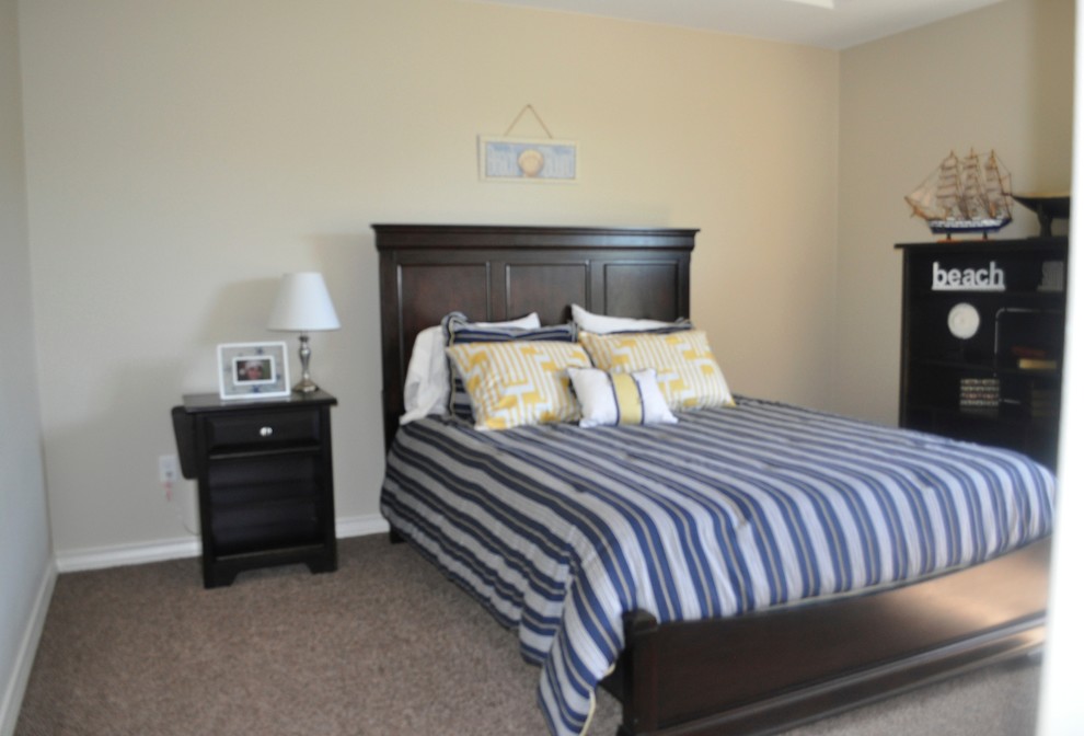 Example of a transitional home design design in Austin