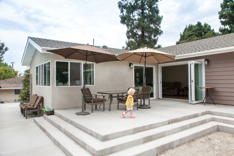 Mid-sized contemporary backyard patio in Los Angeles with an outdoor shower, concrete slab and no cover.