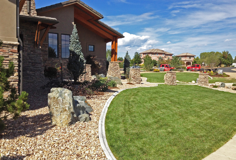 Design ideas for a large traditional front yard full sun driveway in Denver.