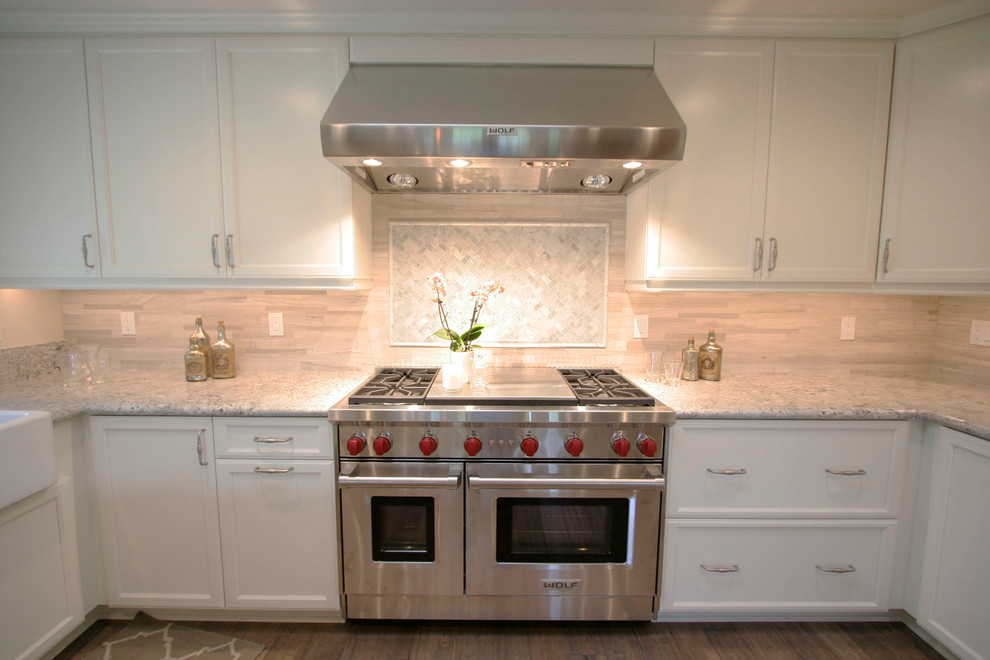 Photo of a mid-sized beach style u-shaped eat-in kitchen in Los Angeles with with island.