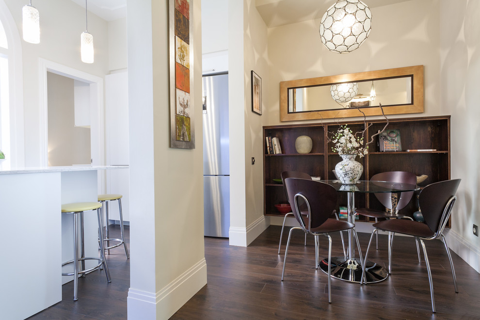 Imagen de comedor de cocina contemporáneo pequeño sin chimenea con paredes blancas y suelo de madera oscura