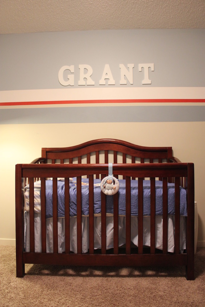 Inspiration pour une chambre de bébé garçon minimaliste de taille moyenne avec un mur gris et moquette.