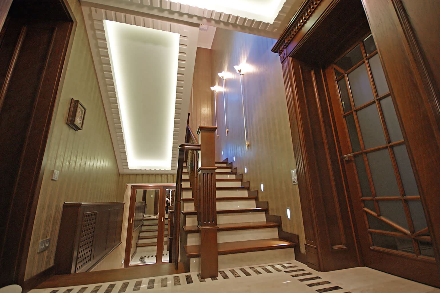 Дизайн интерьера холла и столовой загородного дома Санкт-Петербург