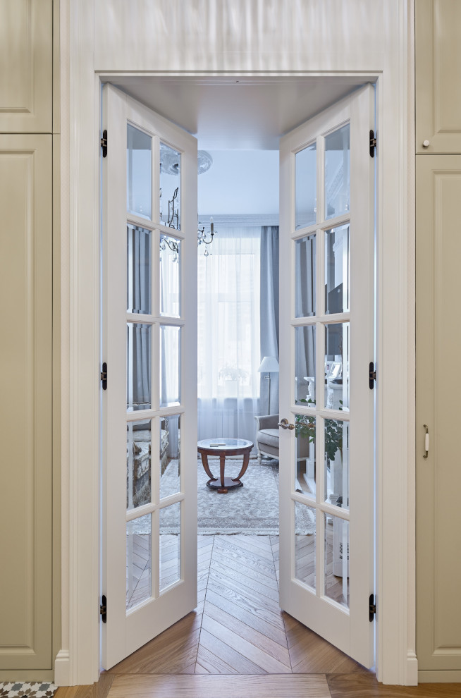 Высокие двери в классическом интерьере