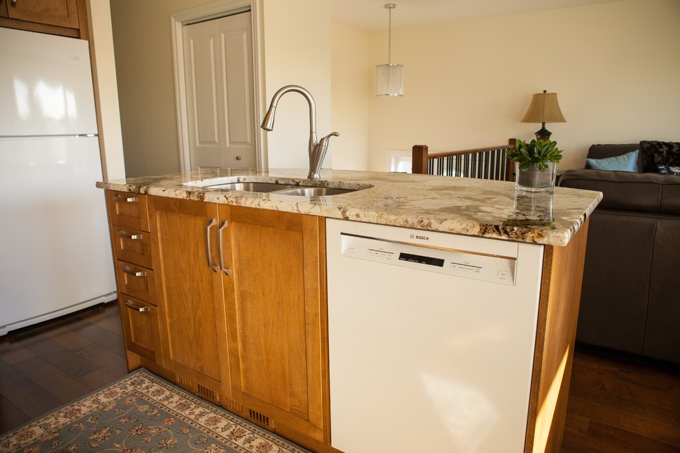 Kitchen - transitional kitchen idea in Calgary