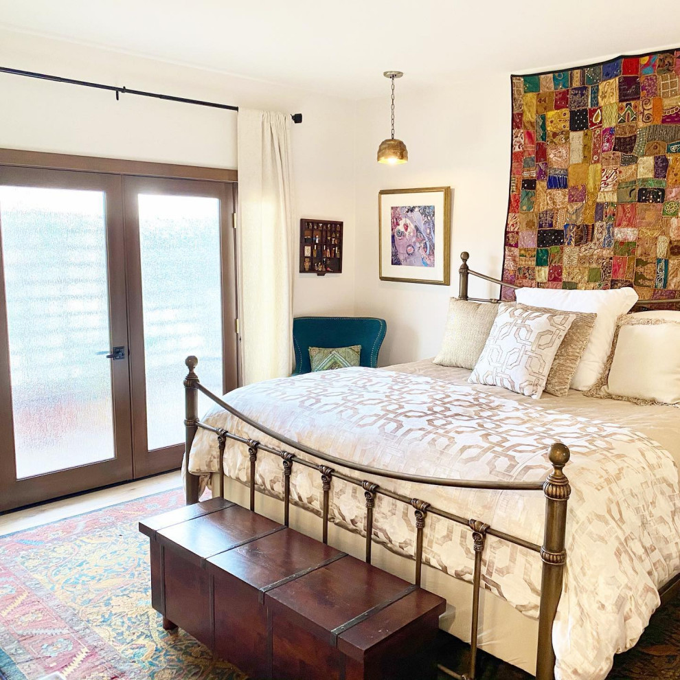 Идея дизайна: спальня среднего размера в стиле фьюжн с полом из винила, коричневым полом и балками на потолке