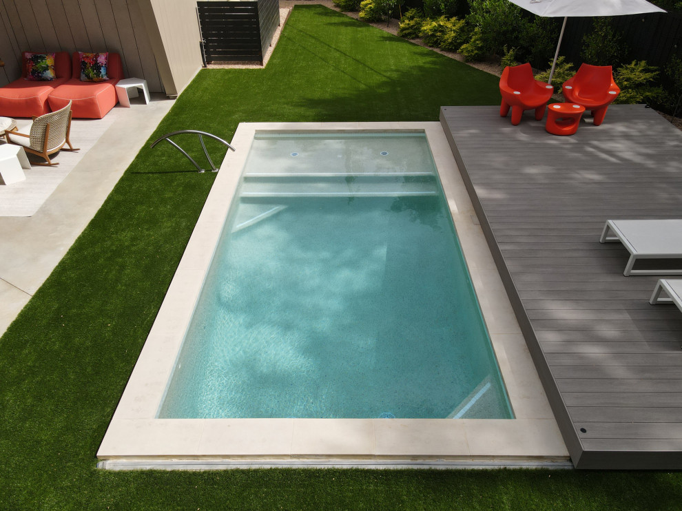 Стильный дизайн: маленький прямоугольный бассейн на заднем дворе в стиле модернизм для на участке и в саду - последний тренд