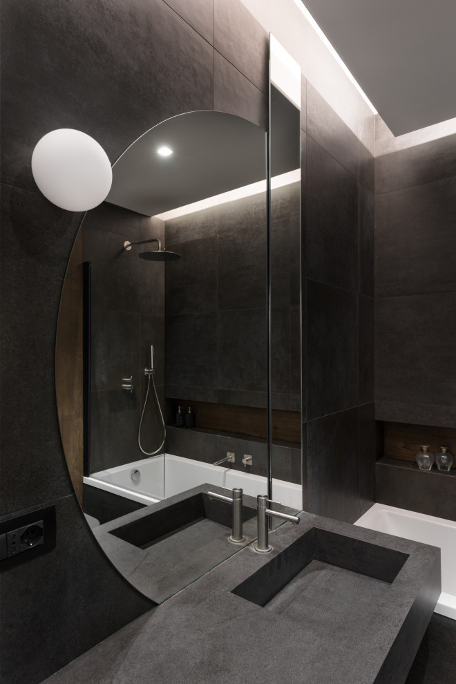 Идея дизайна: маленькая главная ванная комната в современном стиле с плоскими фасадами, серыми фасадами, накладной ванной, черной плиткой, керамогранитной плиткой, черными стенами, темным паркетным полом, накладной раковиной, столешницей из известняка, коричневым полом, серой столешницей, тумбой под одну раковину, подвесной тумбой, многоуровневым потолком и деревянными стенами для на участке и в саду