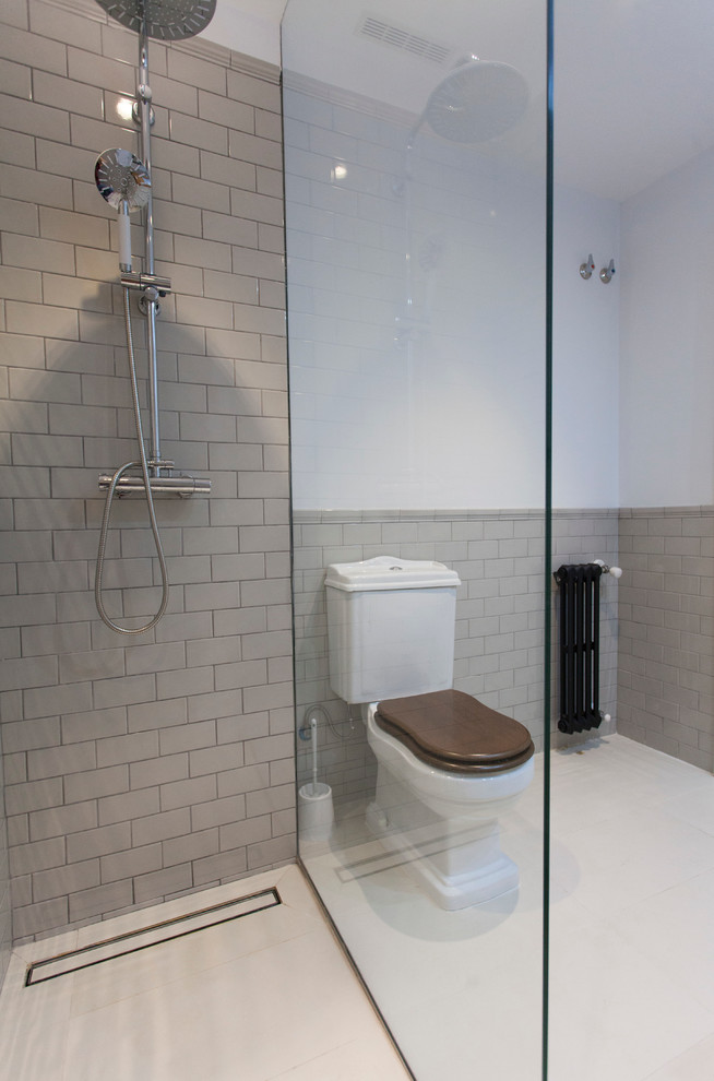 Mid-sized transitional bathroom in Other with a curbless shower, a two-piece toilet, white walls and an open shower.