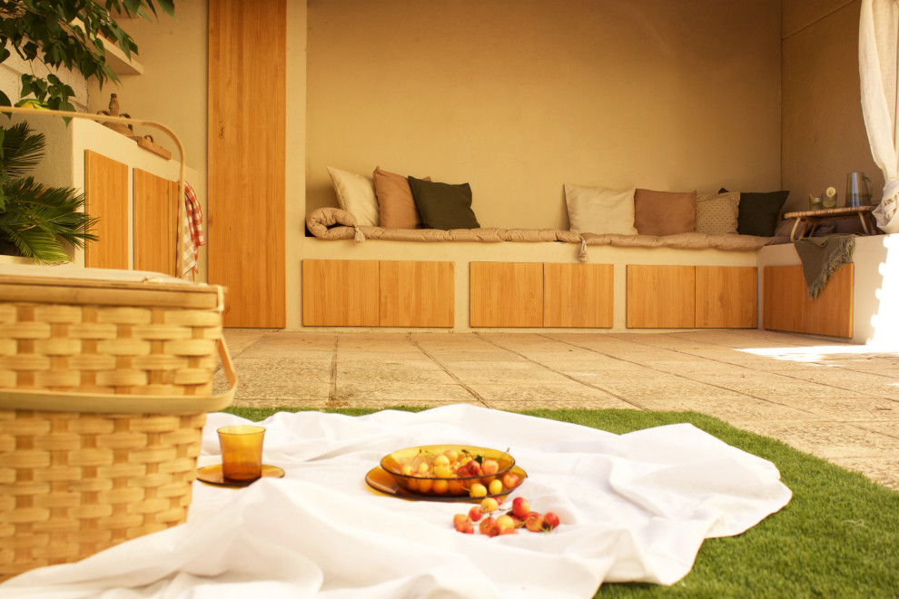 Imagen de terraza in patio trasero With suelo de baldosas and pérgola
