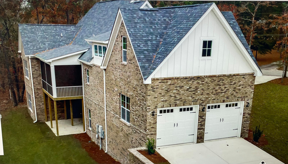 Over sized 2 car Garage/Screened in Porch