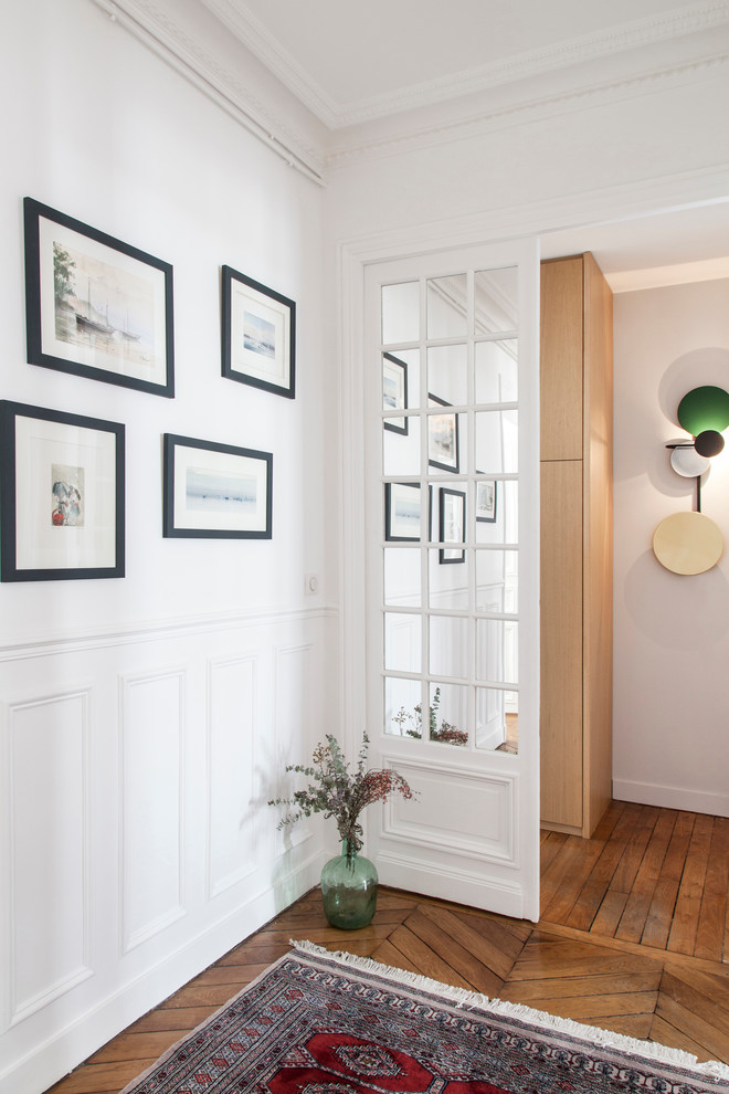 This is an example of a transitional hallway in Paris.