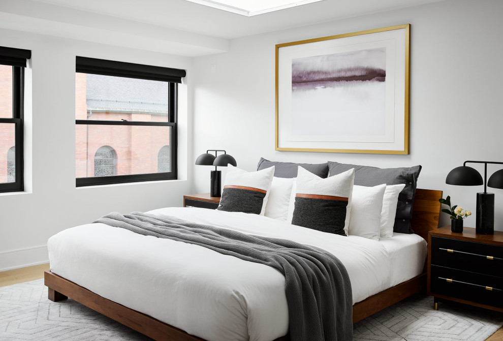 Идея дизайна: гостевая спальня (комната для гостей) в современном стиле с белыми стенами и светлым паркетным полом
