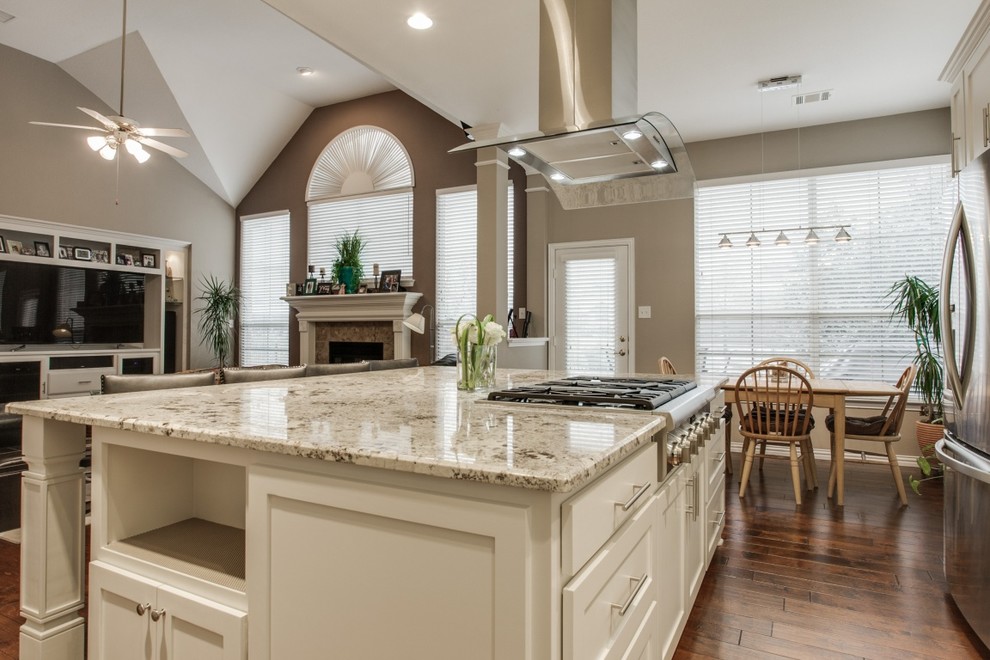 Kitchen - transitional kitchen idea in Dallas