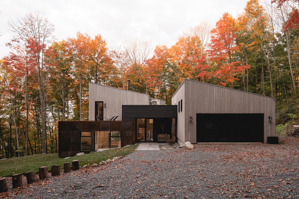 Zweistöckiges Modernes Haus mit beiger Fassadenfarbe und Pultdach in Montreal
