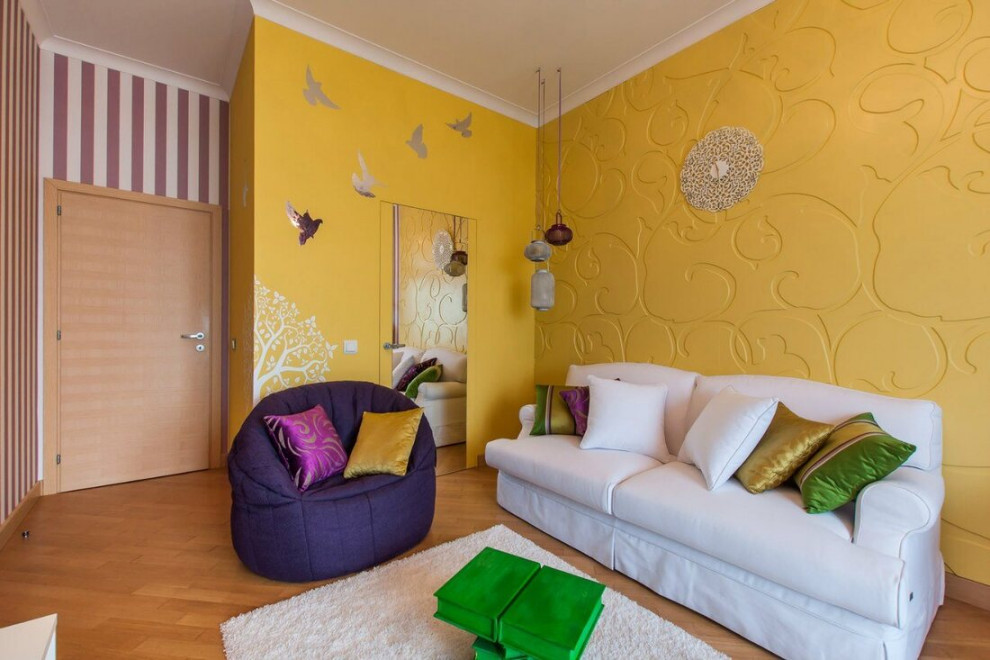 Exemple d'un salon tendance de taille moyenne et fermé avec un mur jaune, sol en stratifié, un sol beige, un plafond en papier peint, du papier peint, une salle de réception, aucune cheminée et aucun téléviseur.