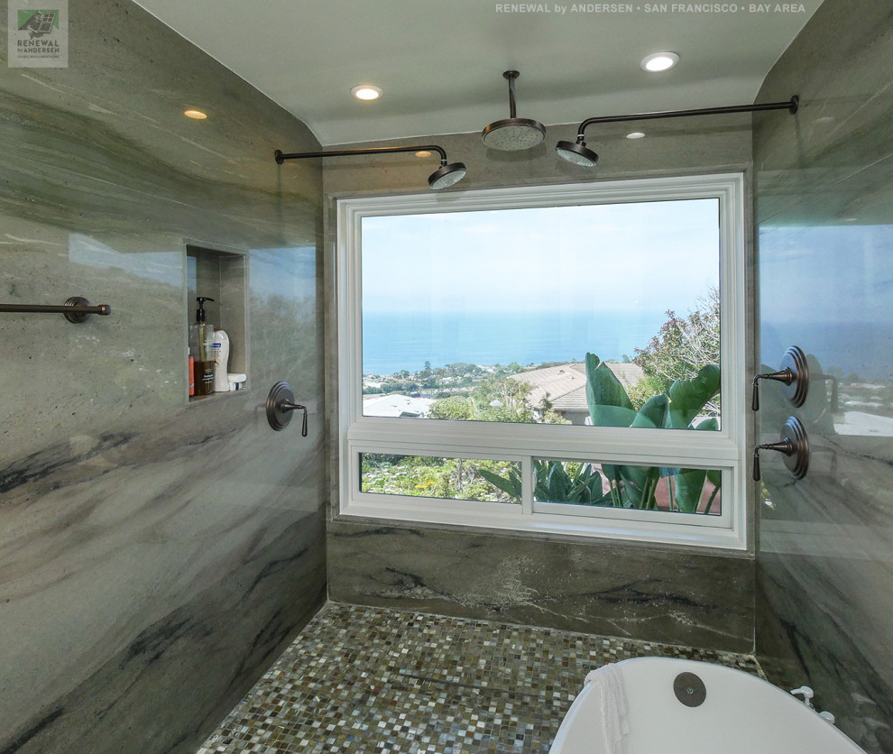 Großes Badezimmer En Suite mit Löwenfuß-Badewanne, Nasszelle, Marmorfliesen, brauner Wandfarbe, Keramikboden, buntem Boden und offener Dusche in San Francisco