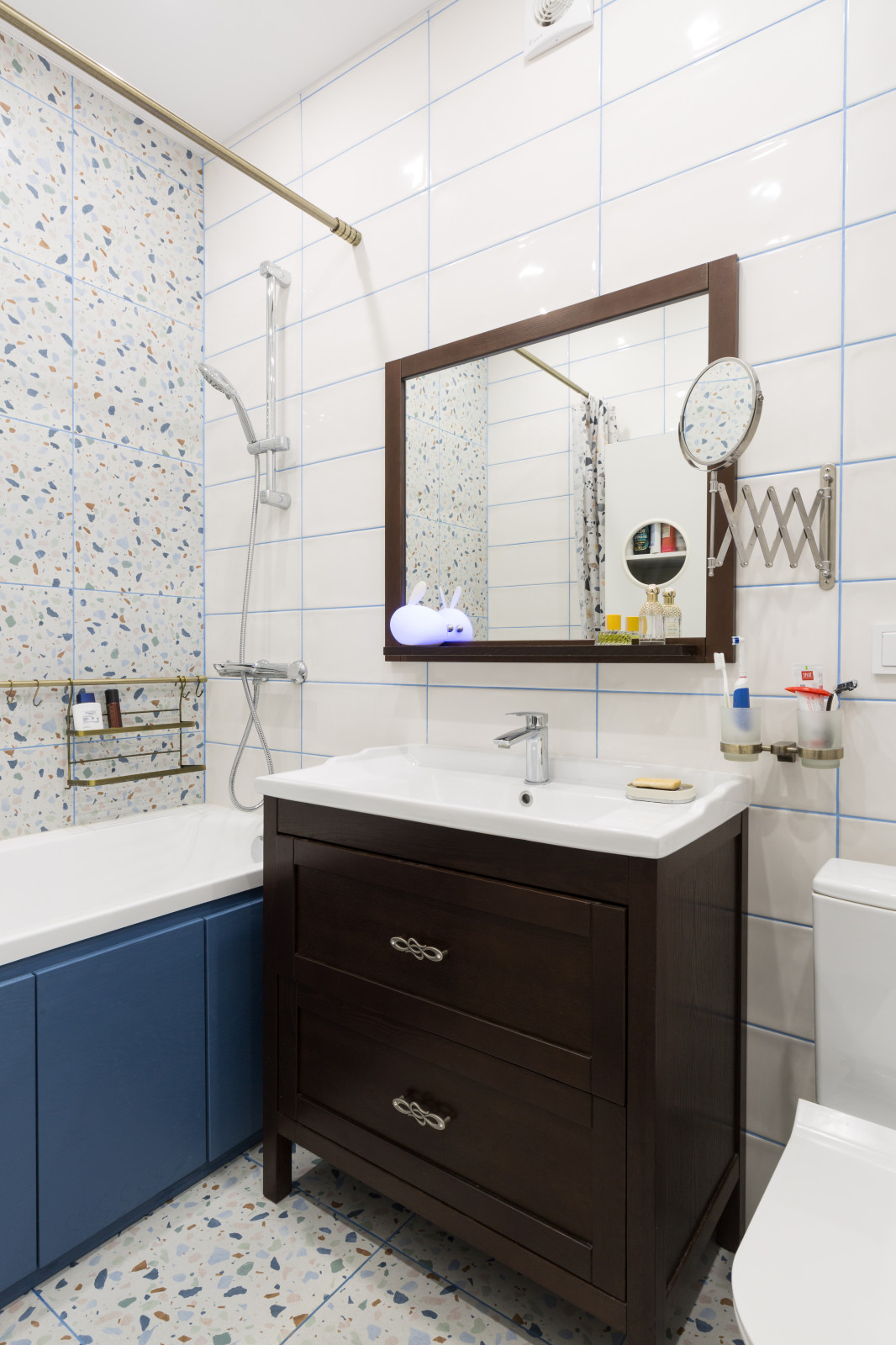 Ванная комната 4.66 кв.м с тераццо и синей затиркой.