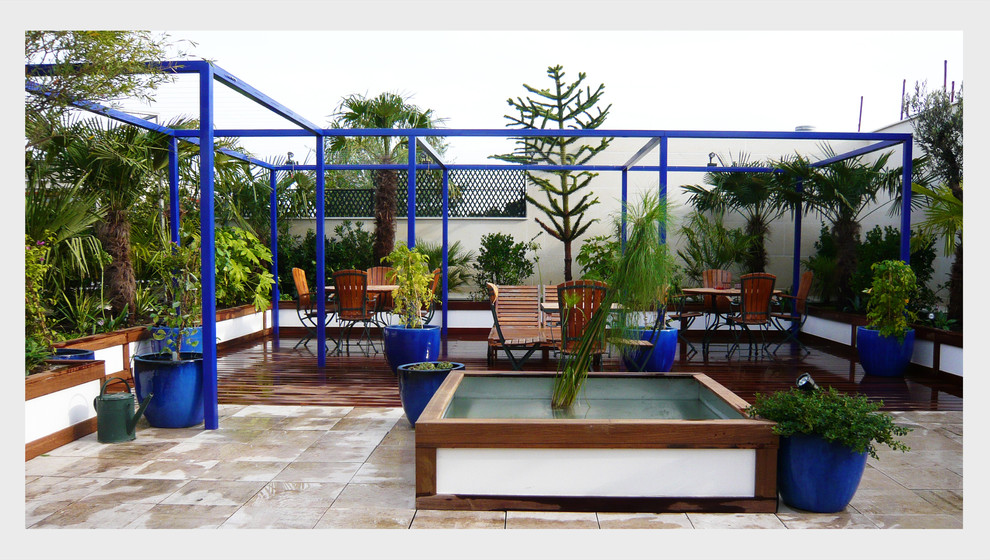 This is an example of a mid-sized contemporary rooftop and rooftop deck in Paris with a container garden and a pergola.