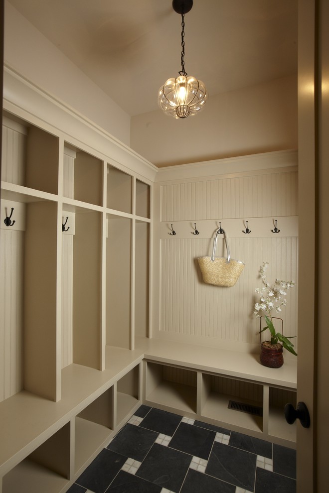 Design ideas for a traditional mudroom in Tampa.
