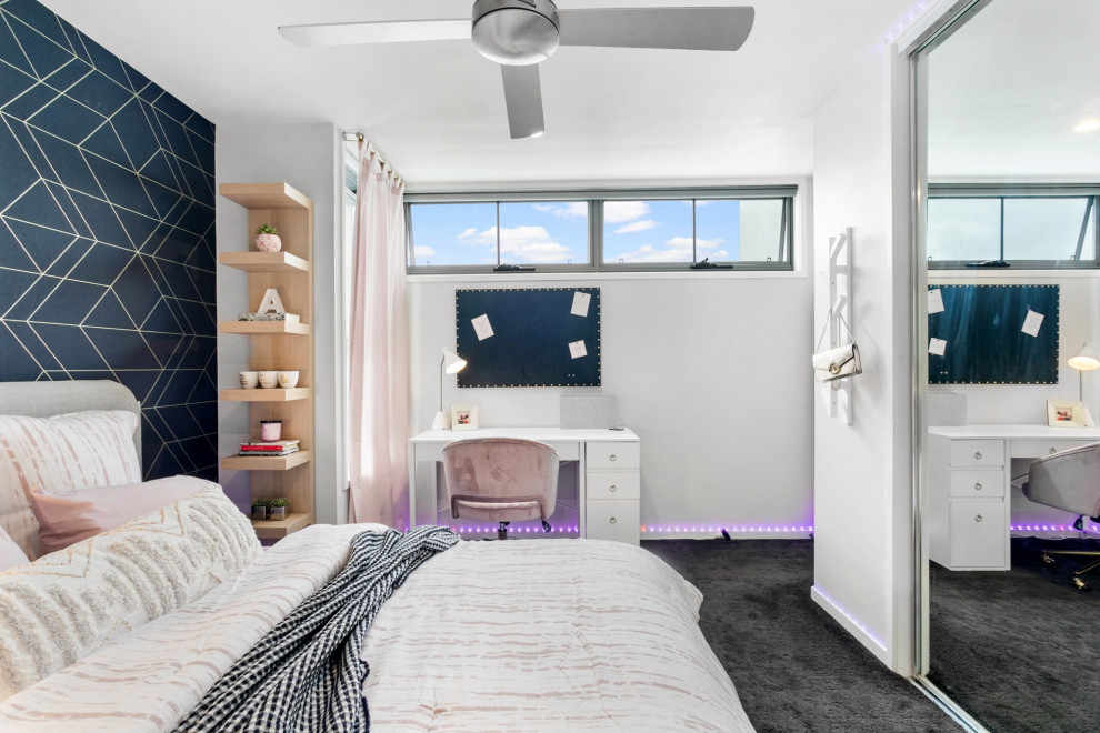 Ispirazione per una camera da letto design di medie dimensioni con moquette e carta da parati
