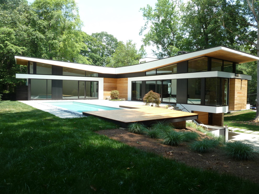 Modern one-storey exterior in Atlanta with a butterfly roof.