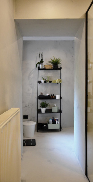 RENOVATION WITH PASSION industrielt-lille-badevaerelse