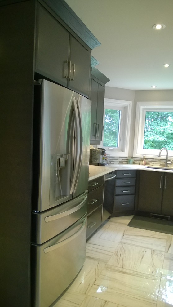 Example of a transitional kitchen design in Ottawa