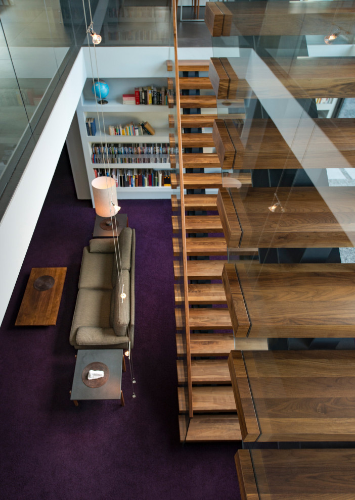 Idee per un ampio soggiorno contemporaneo stile loft con libreria, pareti bianche, moquette e pavimento viola