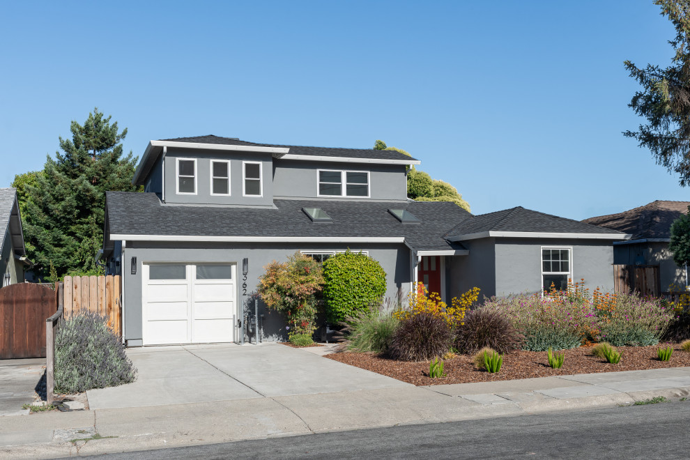 Mittelgroßes, Zweistöckiges Klassisches Einfamilienhaus mit Putzfassade, blauer Fassadenfarbe, Satteldach, Schindeldach und grauem Dach in San Francisco
