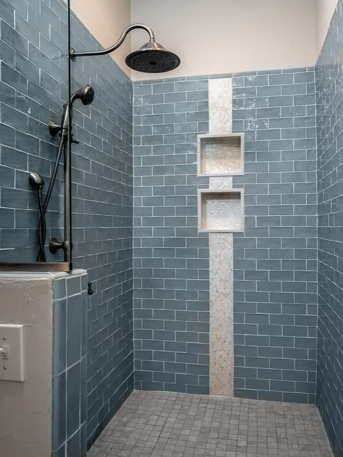 Inredning av ett klassiskt mellanstort vit vitt badrum med dusch, med en öppen dusch, blå kakel, glaskakel, flerfärgade väggar, klinkergolv i keramik, grått golv och med dusch som är öppen