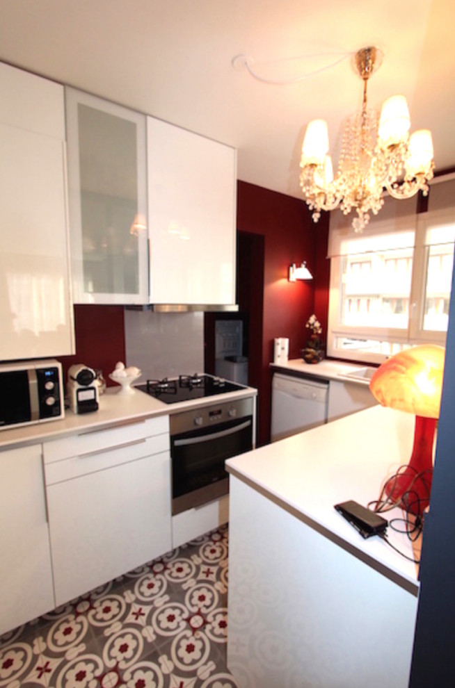 Foto di una grande cucina minimalista con ante con riquadro incassato, paraspruzzi bianco, paraspruzzi a specchio, pavimento in cementine e top blu