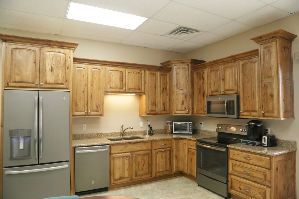 Example of a mountain style home design design in Cedar Rapids