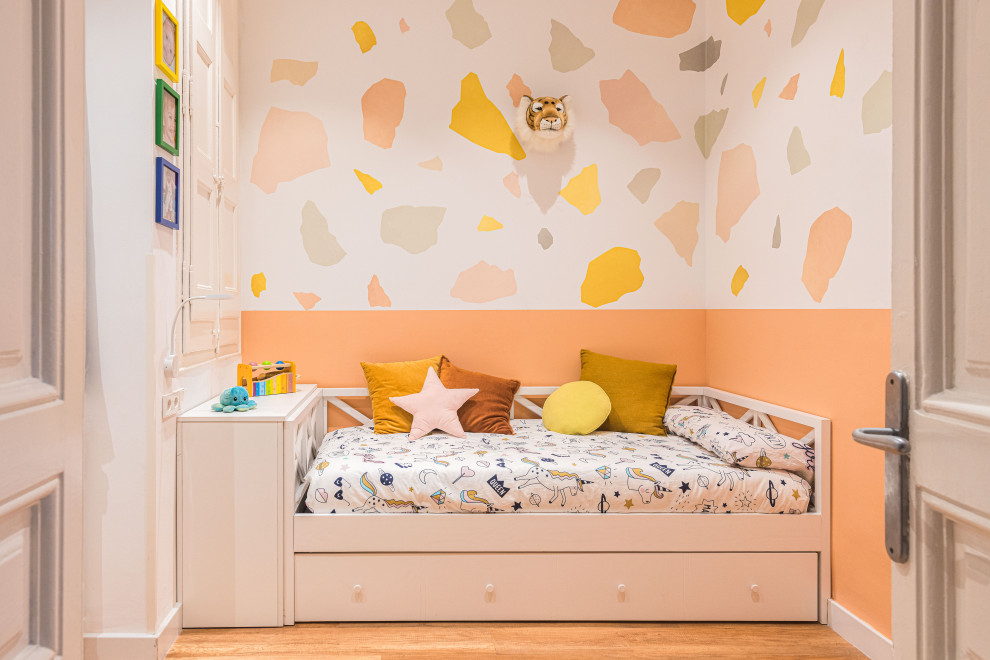 Ispirazione per una cameretta per bambini da 4 a 10 anni di medie dimensioni con pareti multicolore, pavimento in vinile e pavimento beige