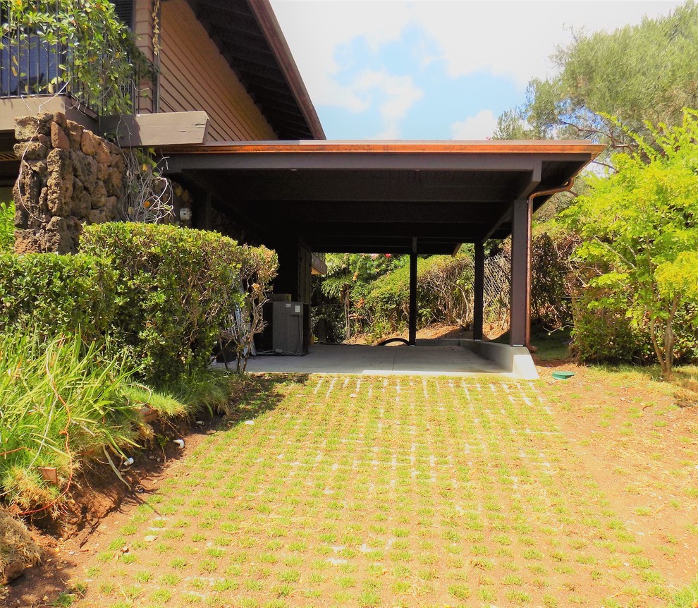 Design ideas for a mid-sized traditional attached one-car carport in Hawaii.