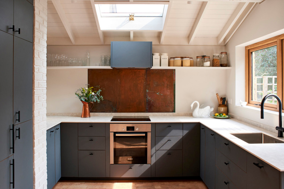 Idéer för avskilda, mellanstora skandinaviska flerfärgat u-kök, med en enkel diskho, släta luckor, gröna skåp, bänkskiva i koppar, stänkskydd i metallkakel, rostfria vitvaror, korkgolv och brunt golv