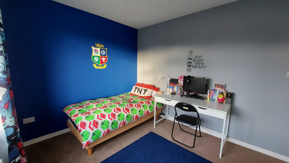 Imagen de dormitorio infantil moderno de tamaño medio con paredes azules, moqueta y suelo azul
