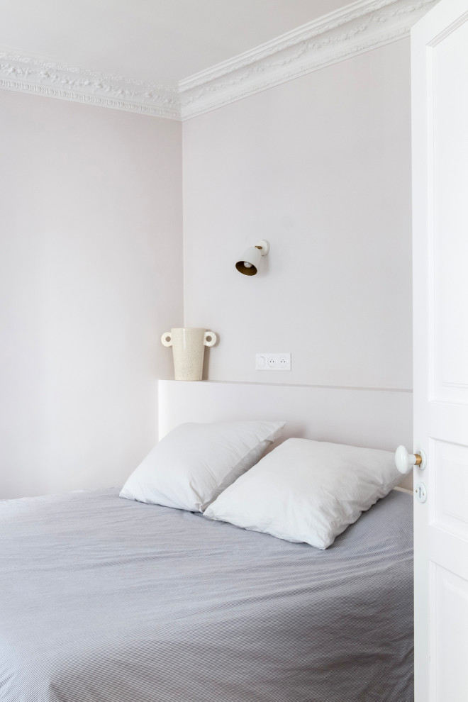 Идея дизайна: маленькая хозяйская, серо-белая спальня в классическом стиле с белыми стенами, светлым паркетным полом и коричневым полом без камина для на участке и в саду