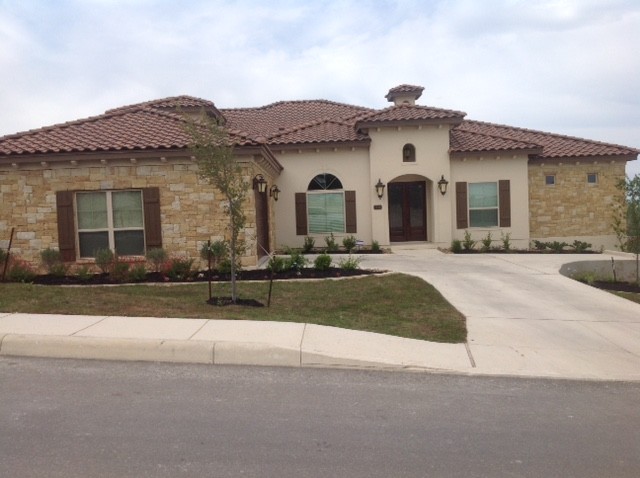 Transitional home design photo in Austin