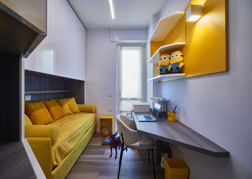 Foto di una piccola cameretta per bambini moderna con pareti bianche, parquet scuro e pavimento marrone