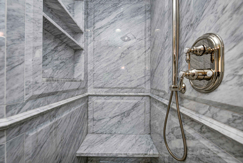 Idée de décoration pour une salle de bain principale bohème avec un espace douche bain, un carrelage gris, du carrelage en marbre et un mur gris.