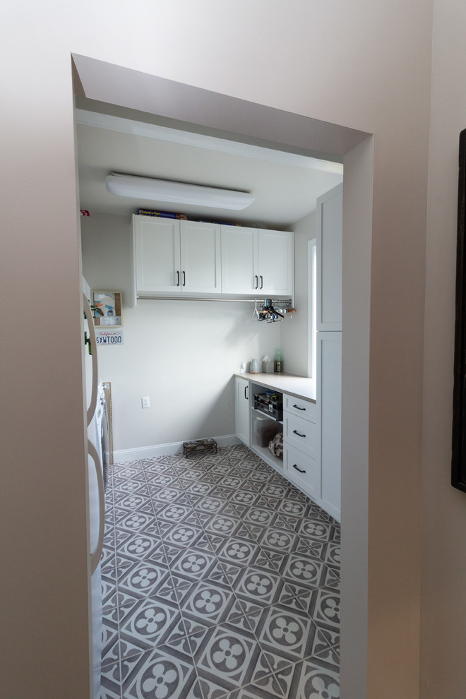 Example of a large l-shaped eat-in kitchen design with shaker cabinets, white cabinets, granite countertops, an island and white countertops