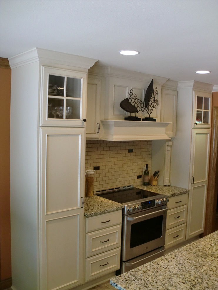 Kitchen - transitional kitchen idea