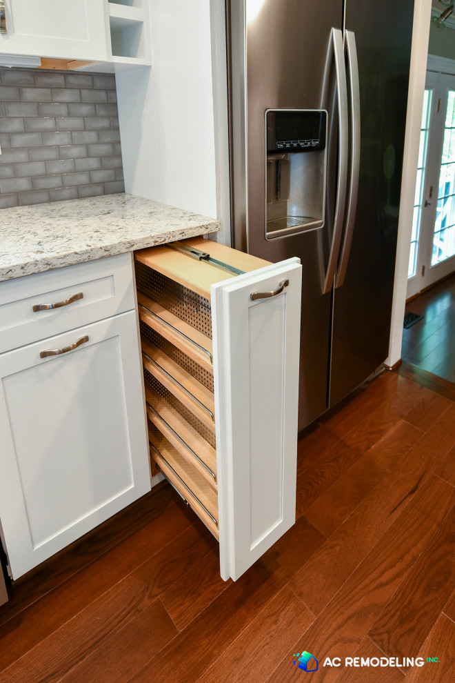 Kitchen - transitional kitchen idea in DC Metro