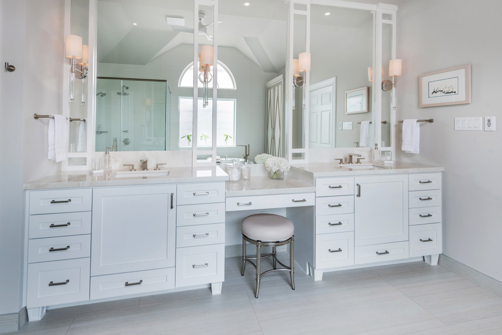 Esempio di una grande stanza da bagno padronale moderna con ante in stile shaker, ante bianche, vasca freestanding, pavimento grigio e due lavabi